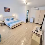Guest house Casa Adi 3*